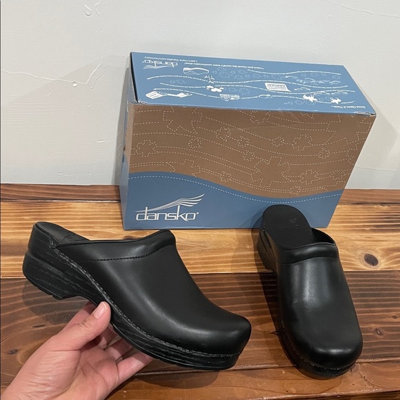 Dansko Sonja Black Cabrio Mule Size EU 37/6.5-7 US
Clogs - Picture 7 of 16